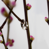 KLASSISCHER FLACHER EHERING AUS WEISSGOLD