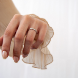 KLASSISCHER FLACHER EHERING AUS GELBGOLD