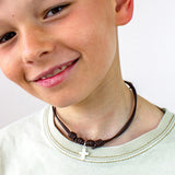 Collar con cruz de plata plana niño cordón cuero