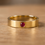 Alianza de boda plana con zafiro o rubí en oro 18k · 4 mm
