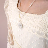 Collar medalla Virgen niña con perlas