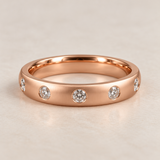 Alianza de boda Plana Soft con 12 diamantes en oro 18k · 4 mm