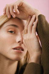 Anillo ancho de mujer en plata de ley bañado en oro, de nuestra colección Gorgonian