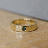 Alianza de boda plana con zafiro o rubí en oro 18k · 4 mm