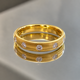 Alianza de boda Plana Soft con 12 diamantes en oro 18k · 4 mm
