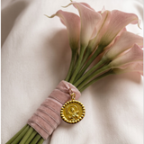 Bouquet da sposa con medaglia della Vergine di Guadalupe