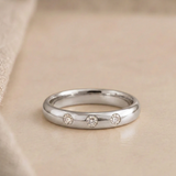 alianza con 3 diamantes en oro blanco
