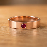 Alianza de boda plana con zafiro o rubí en oro 18k · 4 mm