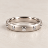 Alianza de boda Plana Soft con 12 diamantes en oro 18k · 4 mm