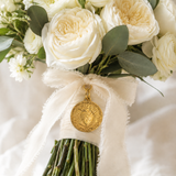 Bouquet da sposa con medaglia della Vergine di Guadalupe