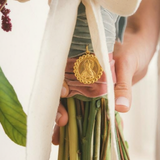 Bouquet da sposa con medaglia della Vergine di Guadalupe