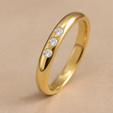 Alianza media caña oro amarillo 18k con tres diamantes, vista oblicua