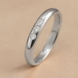 Alianza media caña oro blanco 18k con tres diamantes, vista oblicua