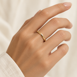 Alianza de boda Plana Soft oro amarillo de 18k en mano