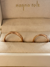 Alianza de boda cruzada con diamantes en oro 18k
